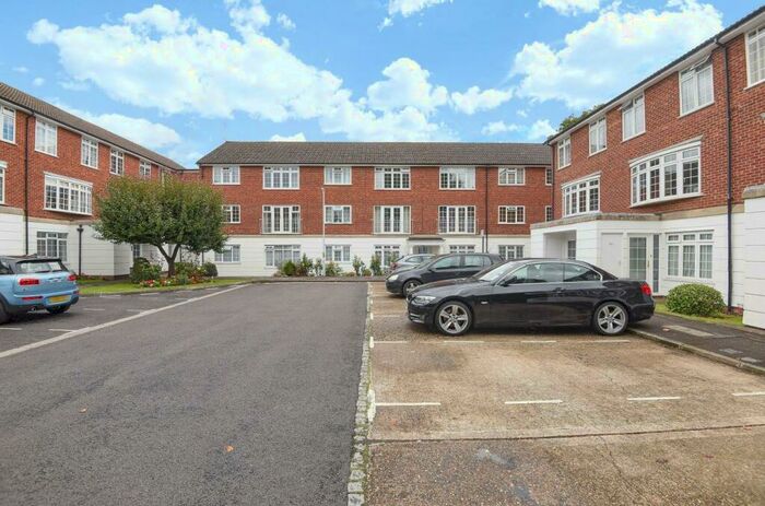 2 Bedroom Flat To Rent In Lammas Court, Windsor, SL4