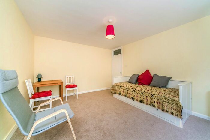 1 Bedroom Flat To Rent In Queens Lawns, Reading, RG1
