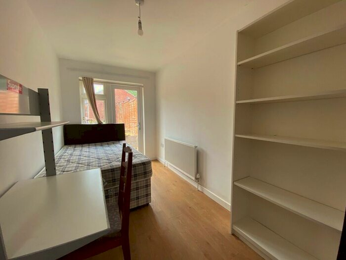 5 Bedroom Semi-Detached House To Rent In Harrison Road, Southampton, SO17