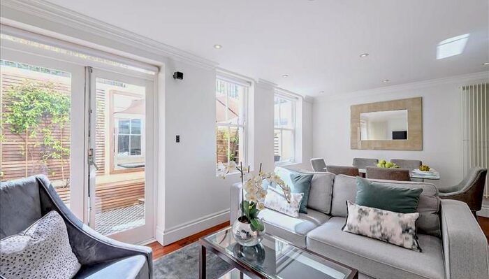 3 Bedroom Flat To Rent In Kensington Garden Square, London, W2