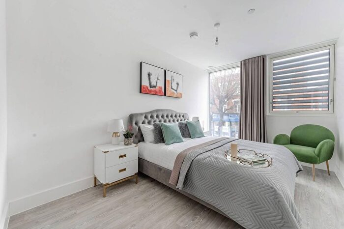 1 Bedroom Flat To Rent In Easton Lodge, Ealing, W7