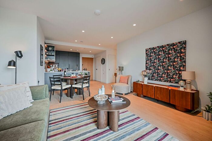 2 Bedroom Flat To Rent In Heart Of Hale Lane, Tottenham, London, N17
