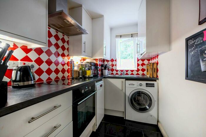 2 Bedroom Flat To Rent In Burnham Gate, Guildford, GU1