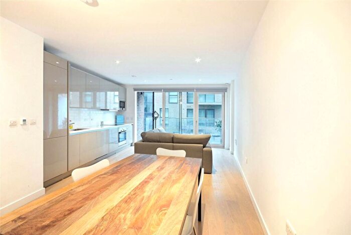 2 Bedroom Flat To Rent In New Paragon Way, Elephant And Castle, London, SE17