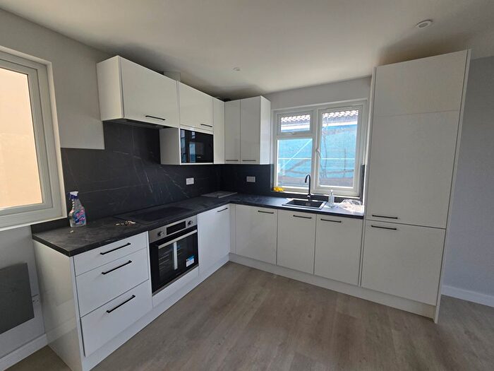 3 Bedroom Flat To Rent In London Road, Mitcham, CR4