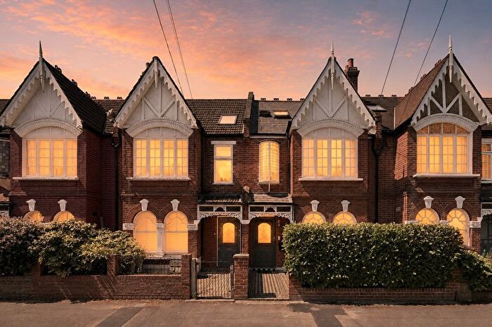 2 Bedroom Flat To Rent In Richmond Avenue, Wimbledon Chase, SW20