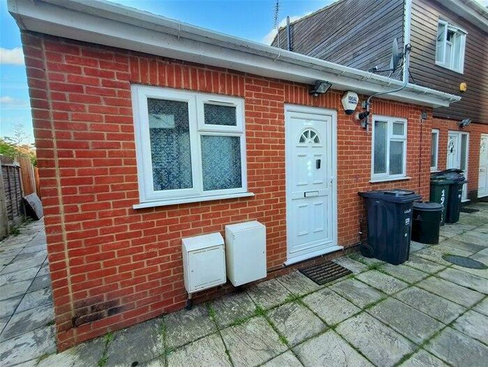 2 Bedroom Bungalow To Rent In New North Road, Hainault, IG6