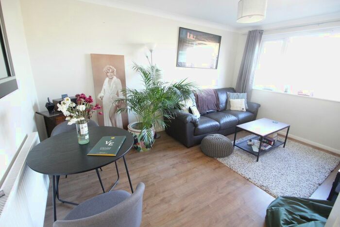 2 Bedroom Maisonette To Rent In Basing Drive, Bexley, Kent, DA5