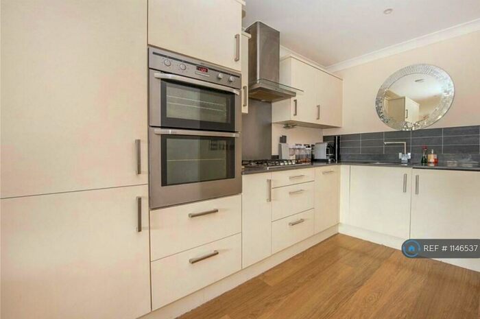 1 Bedroom Flat To Rent In Albany Park Road, Kingston Upon Thames, KT2