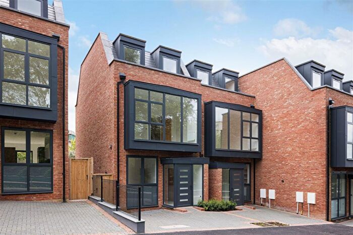 4 Bedroom End Of Terrace House To Rent In Pino Way, Kings Head Hill, E4