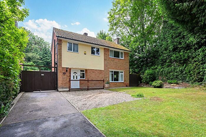 3 Bedroom Detached House For Sale In The Street, Kennington, TN24