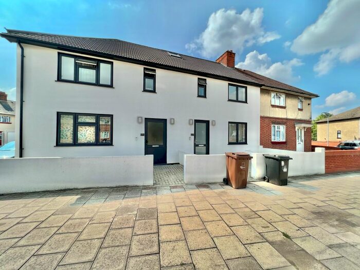 4 Bedroom Semi-Detached House To Rent In Rainham Road North, Dagenham, RM10