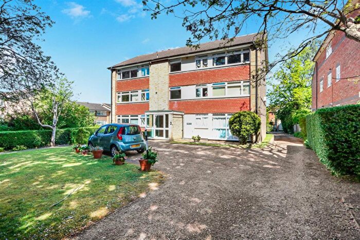 2 Bedroom Flat For Sale In Christchurch Park, Sutton, SM2