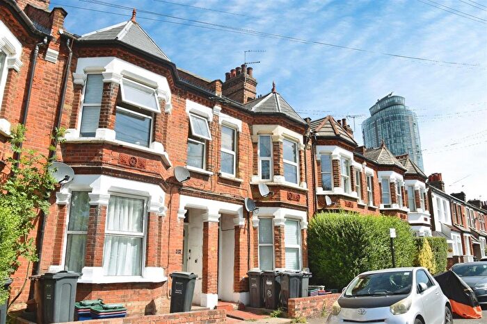 2 Bedroom Flat For Sale In Layton Road, Brentford, TW8
