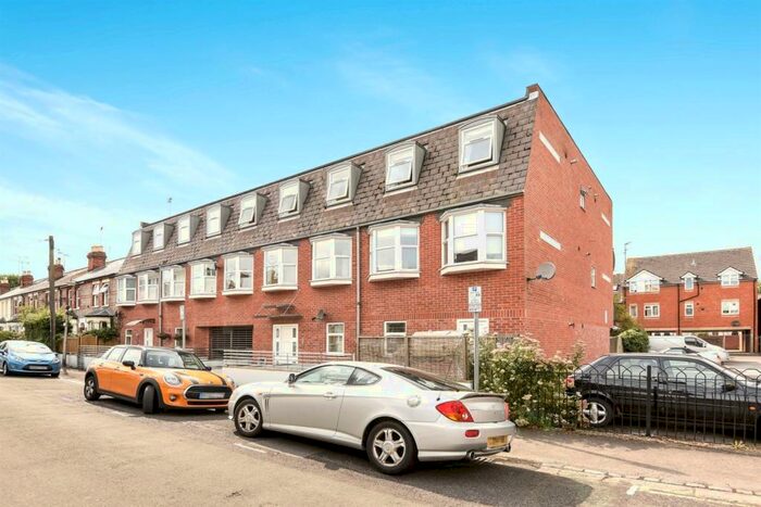 2 Bedroom Apartment To Rent In Lynton Court, Lynmouth Road, Reading, RG1