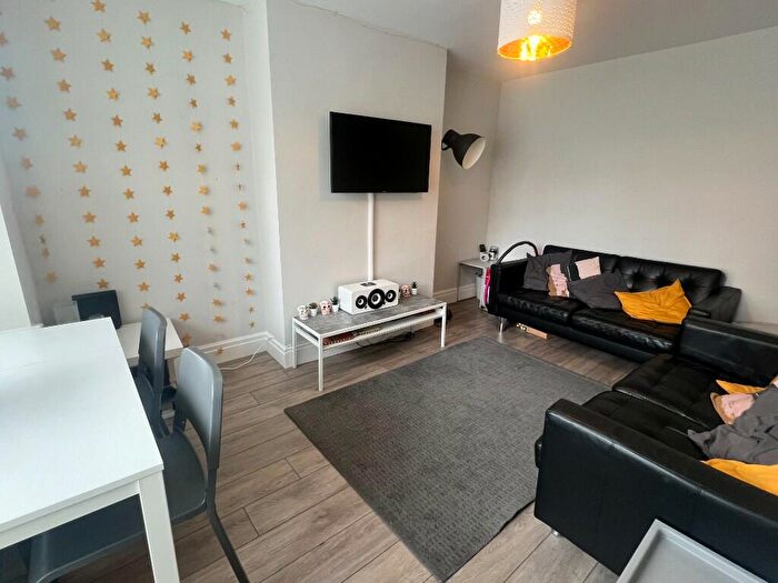 4 Bedroom End Of Terrace House To Rent In Woodside Place, Leeds, West Yorkshire, LS4