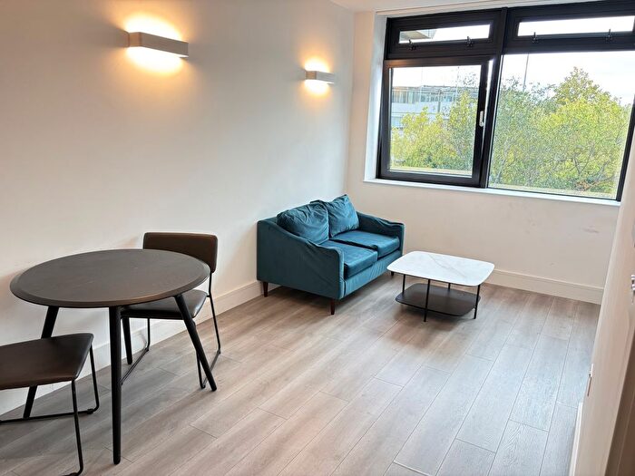 1 Bedroom Flat To Rent In Very Near Gilette Corner Renault Dacia Car Dealer, Brentford, TW8