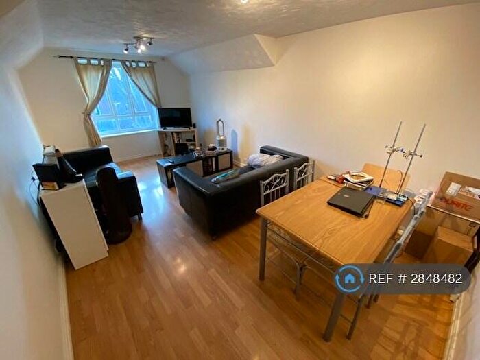 2 Bedroom Flat To Rent In Broomfield Lodge, Leeds, LS6