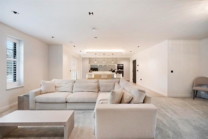 3 Bedroom Apartment To Rent In Furnished Gated Apartment, Alderley Road, Wilmslow, SK9