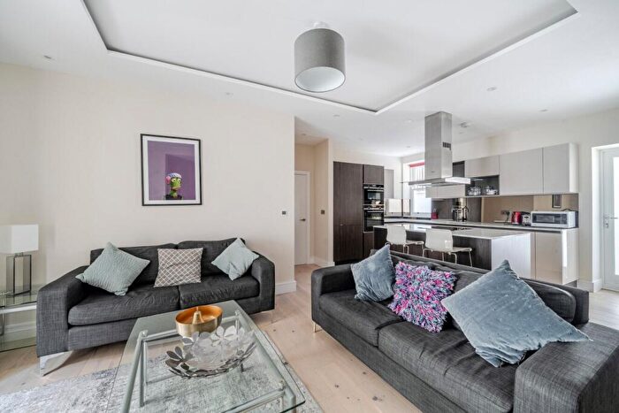 3 Bedroom Flat For Sale In Oak Hill, Surbiton, Surrey, KT6