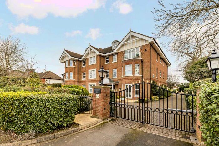 2 Bedroom Flat To Rent In Oatlands Drive, Weybridge, KT13