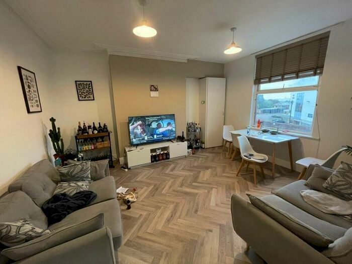 4 Bedroom Flat To Rent In Cardigan Road, LS6