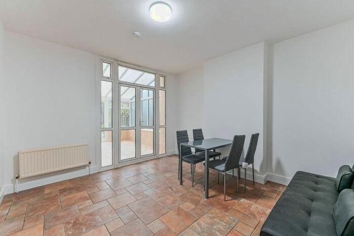 5 Bedroom Detached House To Rent In Cotswold Road, Sutton, SM2