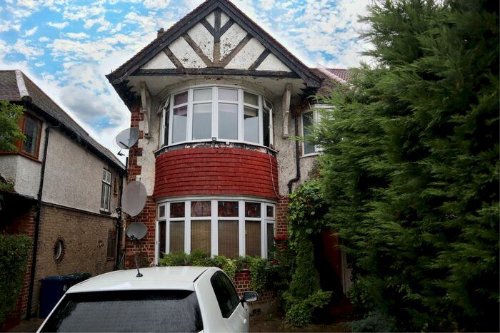 3 Bedroom Maisonette To Rent In Westside, London, NW4