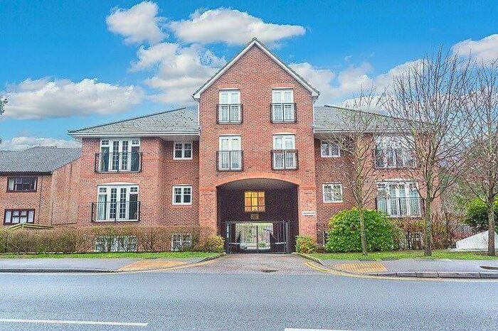 2 Bedroom Apartment To Rent In Bedroom First Floor Apartment In Caterham Valley, CR3