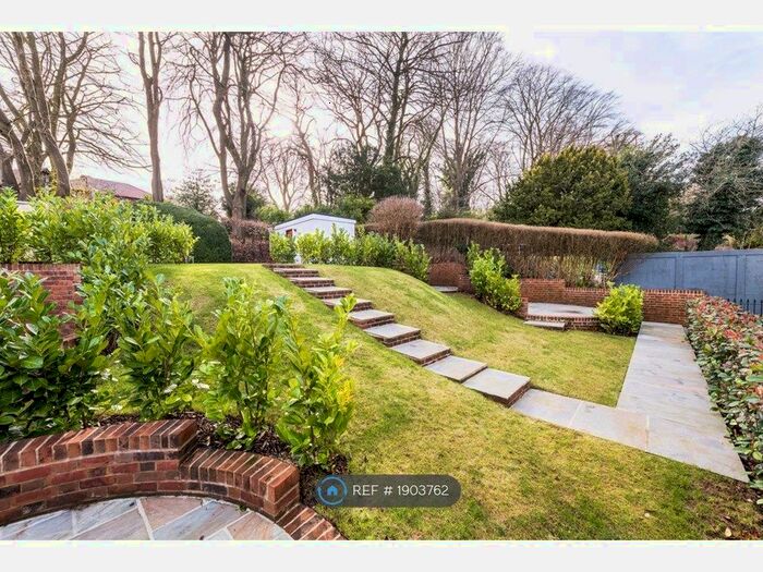 1 Bedroom Flat To Rent In Woodcote Valley Road, Purley, CR8