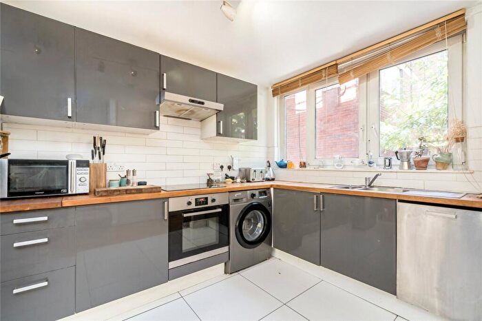 3 Bedroom Maisonette To Rent In Bartholomew Court, Old Street, London, EC1V