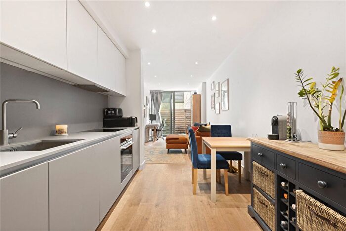 1 Bedroom Flat For Sale In Balham High Road, London, SW17