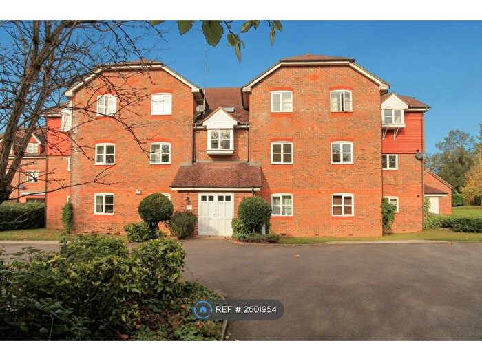 2 Bedroom Flat To Rent In Royal Huts Avenue, Hindhead, GU26