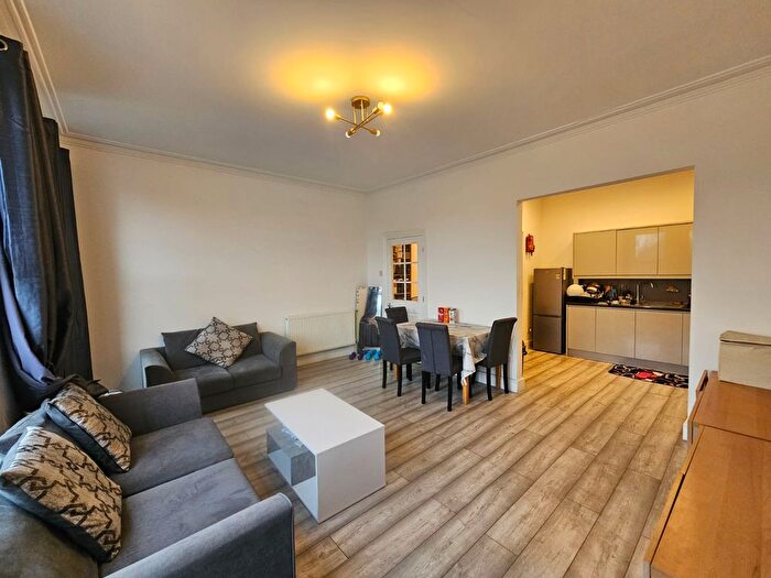 2 Bedroom Flat To Rent In Cambridge Park, London, E11