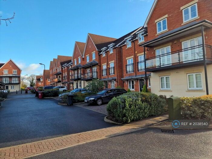 4 Bedroom Semi-Detached House To Rent In Foxherne, Slough, SL3