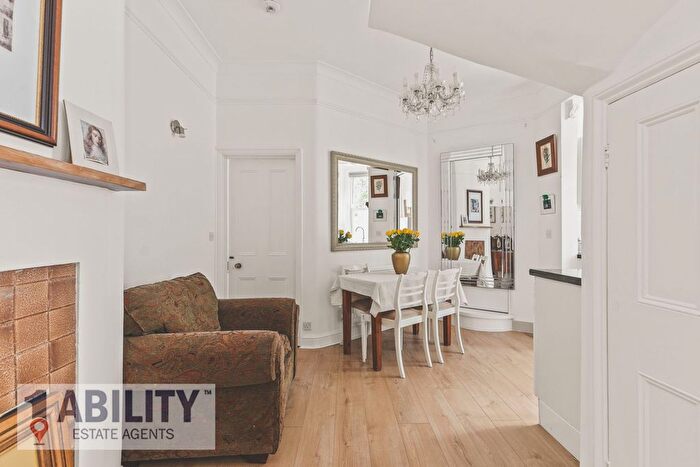 2 Bedroom Flat To Rent In Chiswick Common Road, London, W4