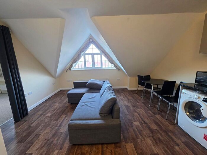 1 Bedroom Flat To Rent In Beacon Apartments, Hounslow, TW5