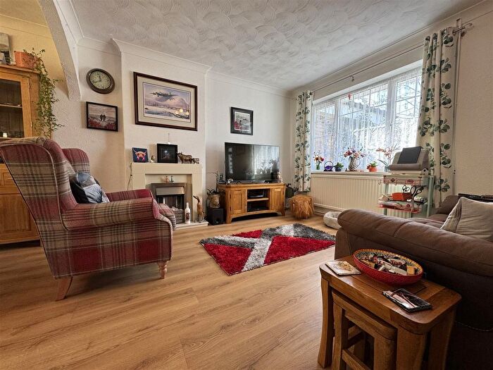 2 Bedroom Semi-detached Bungalow For Sale In Oxford Drive, Woodbridge, IP12