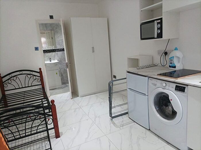 Studio To Rent In Heathcote Avenue, Ilford, Clayhall, Barkingside, IG5