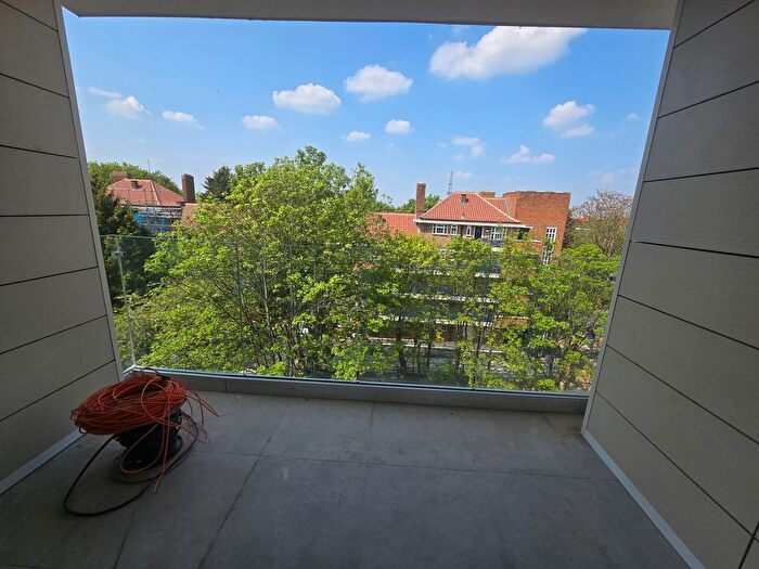 3 Bedroom Flat To Rent In London Road, Mitcham, CR4