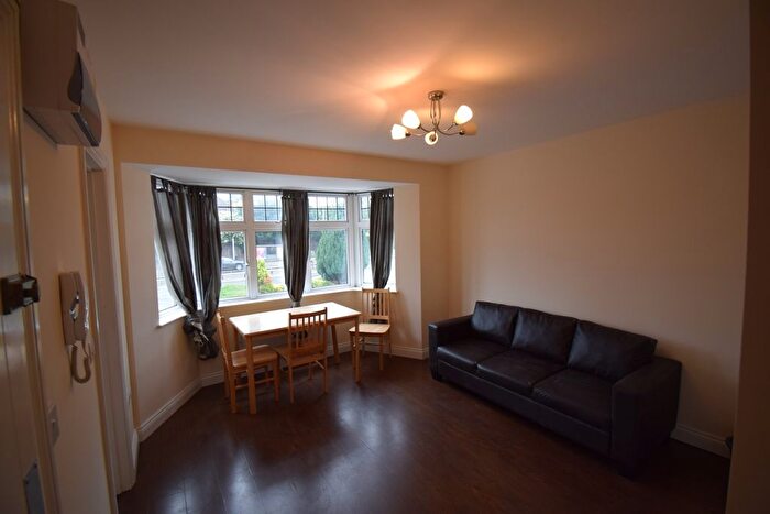 2 Bedroom Flat To Rent In Hendon Way, London, NW2