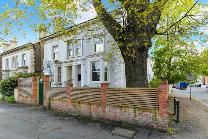 2 Bedroom Flat To Rent In London Road, Redhill, RH1