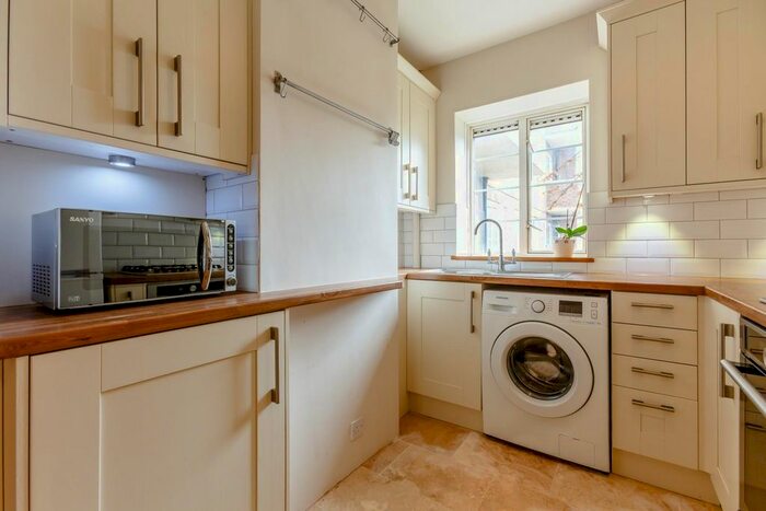2 Bedroom Flat To Rent In Clapham Road, London, SW9