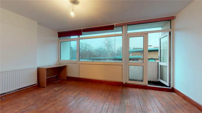 3 Bedroom Flat To Rent In Kirton Gardens, Shoreditch, London, E2