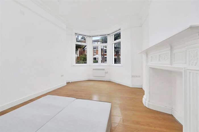2 Bedroom Flat To Rent In Brondesbury Park, London, NW2