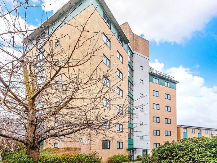 2 Bedroom Apartment For Sale In Jetty Court, Old Bellgate Place, E14