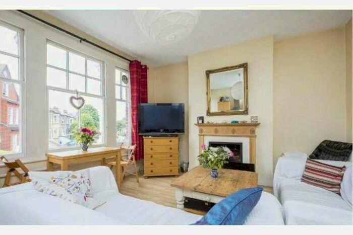 3 Bedroom Flat To Rent In Cavendish Road, London, SW12