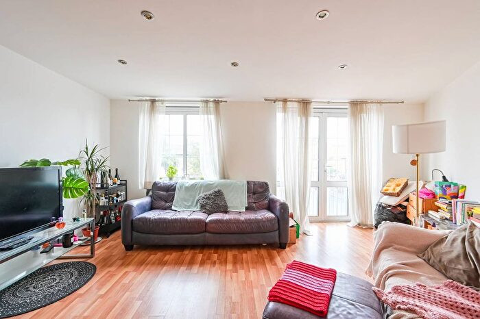 2 Bedroom Flat To Rent In Cherrywood Close, Bow, London, E3