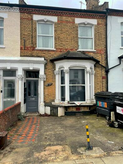 Flat To Rent In Whittington Road, London, N22