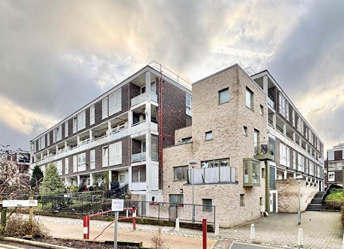 3 Bedroom Flat To Rent In Kiln Place, London, NW5